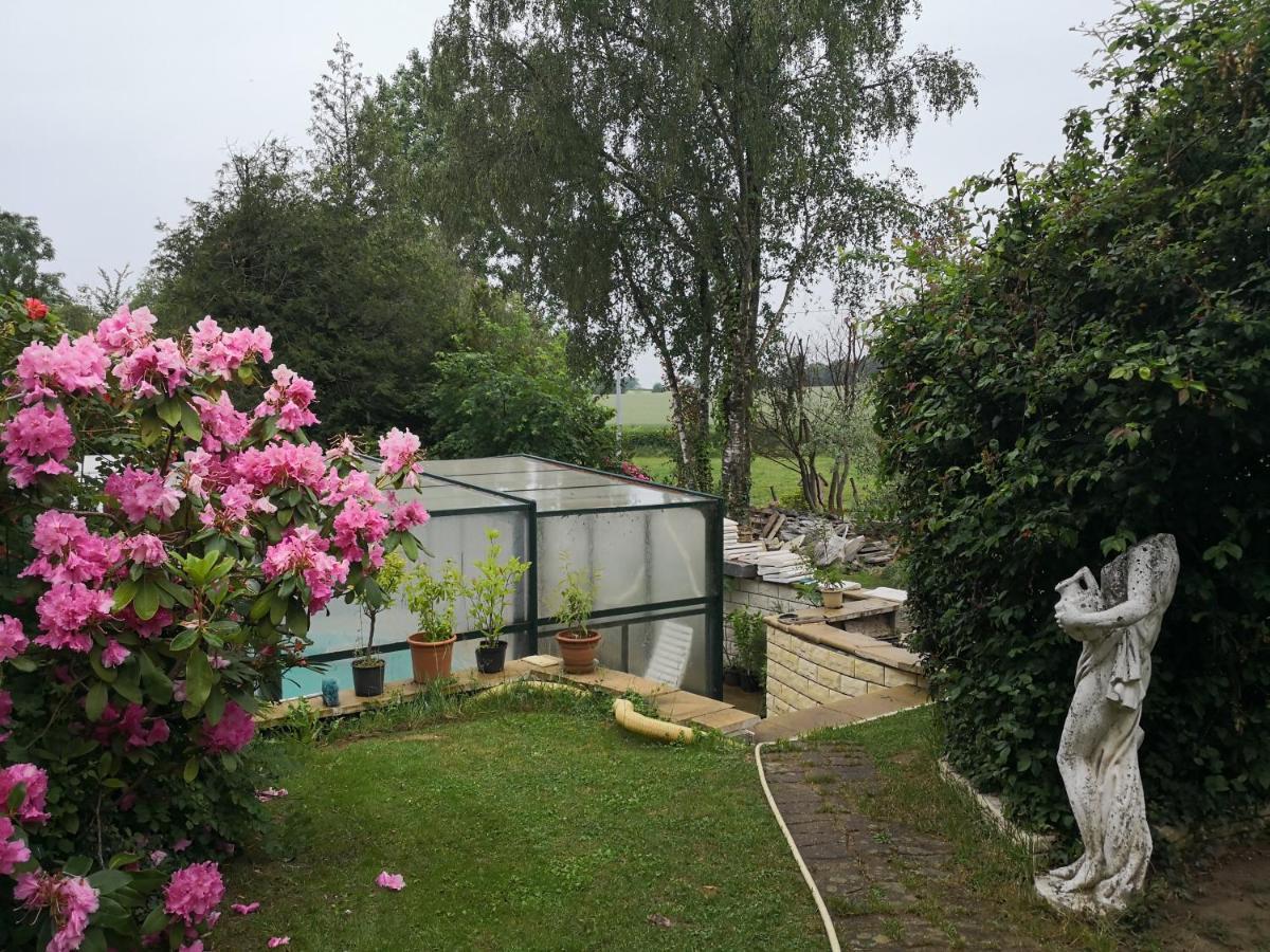 לינה וארוחת בוקר Secondigny Au Jardin Fleuri מראה חיצוני תמונה
